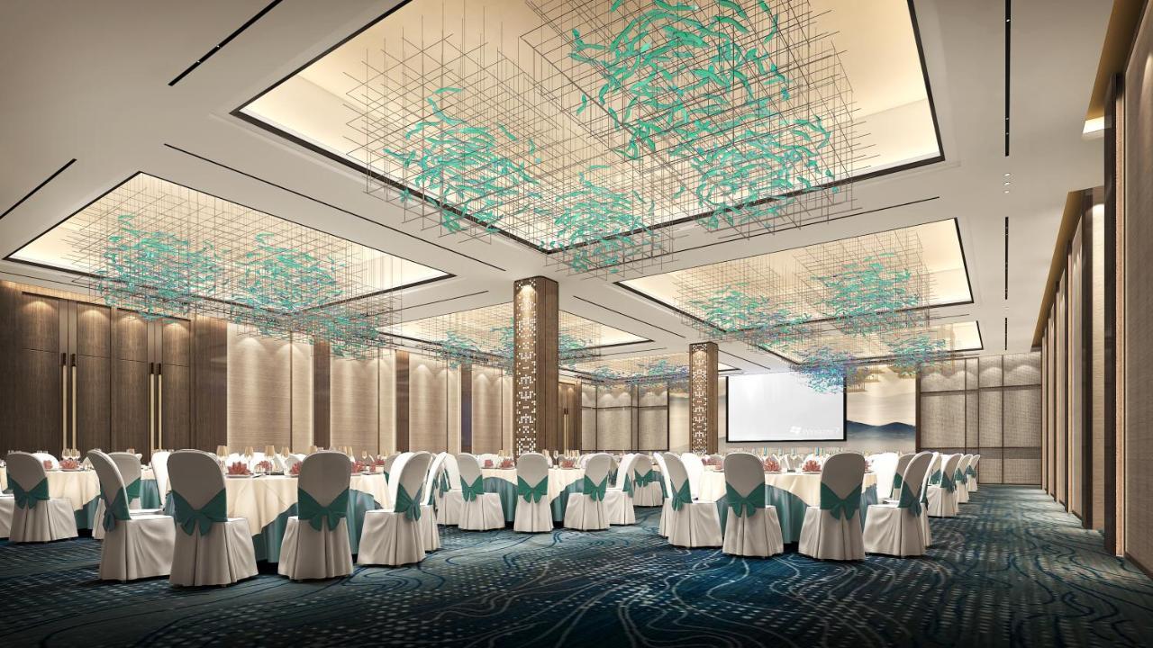 Howard Johnson Plaza By Wyndham Blue Bay Sihanoukville Exteriör bild
