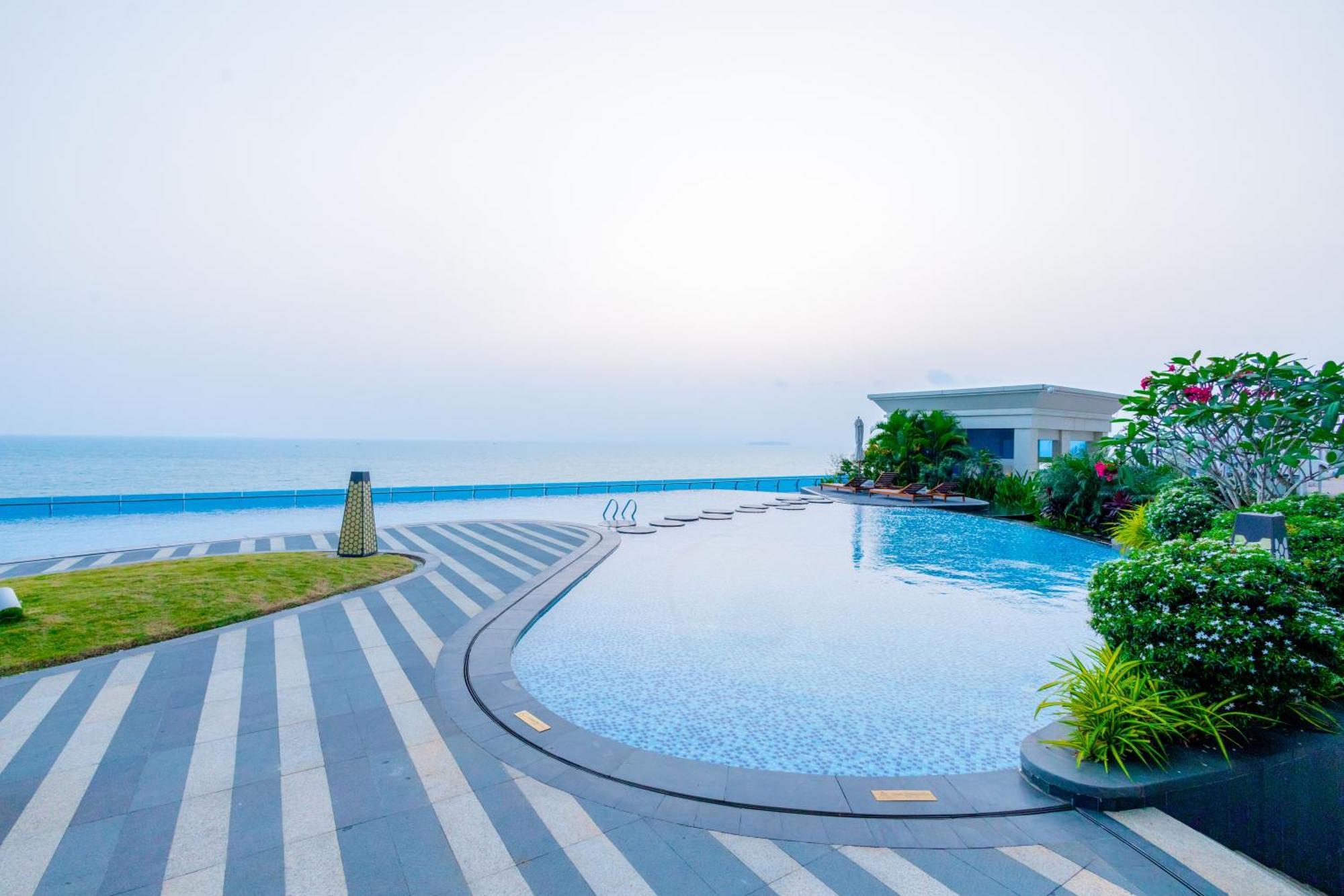 Howard Johnson Plaza By Wyndham Blue Bay Sihanoukville Exteriör bild