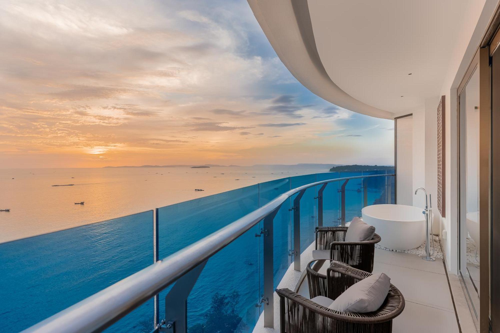 Howard Johnson Plaza By Wyndham Blue Bay Sihanoukville Exteriör bild