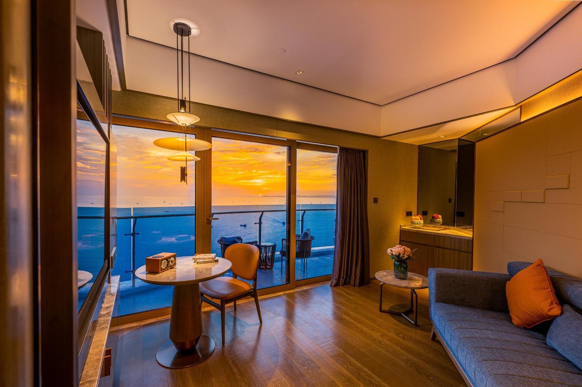 Howard Johnson Plaza By Wyndham Blue Bay Sihanoukville Exteriör bild